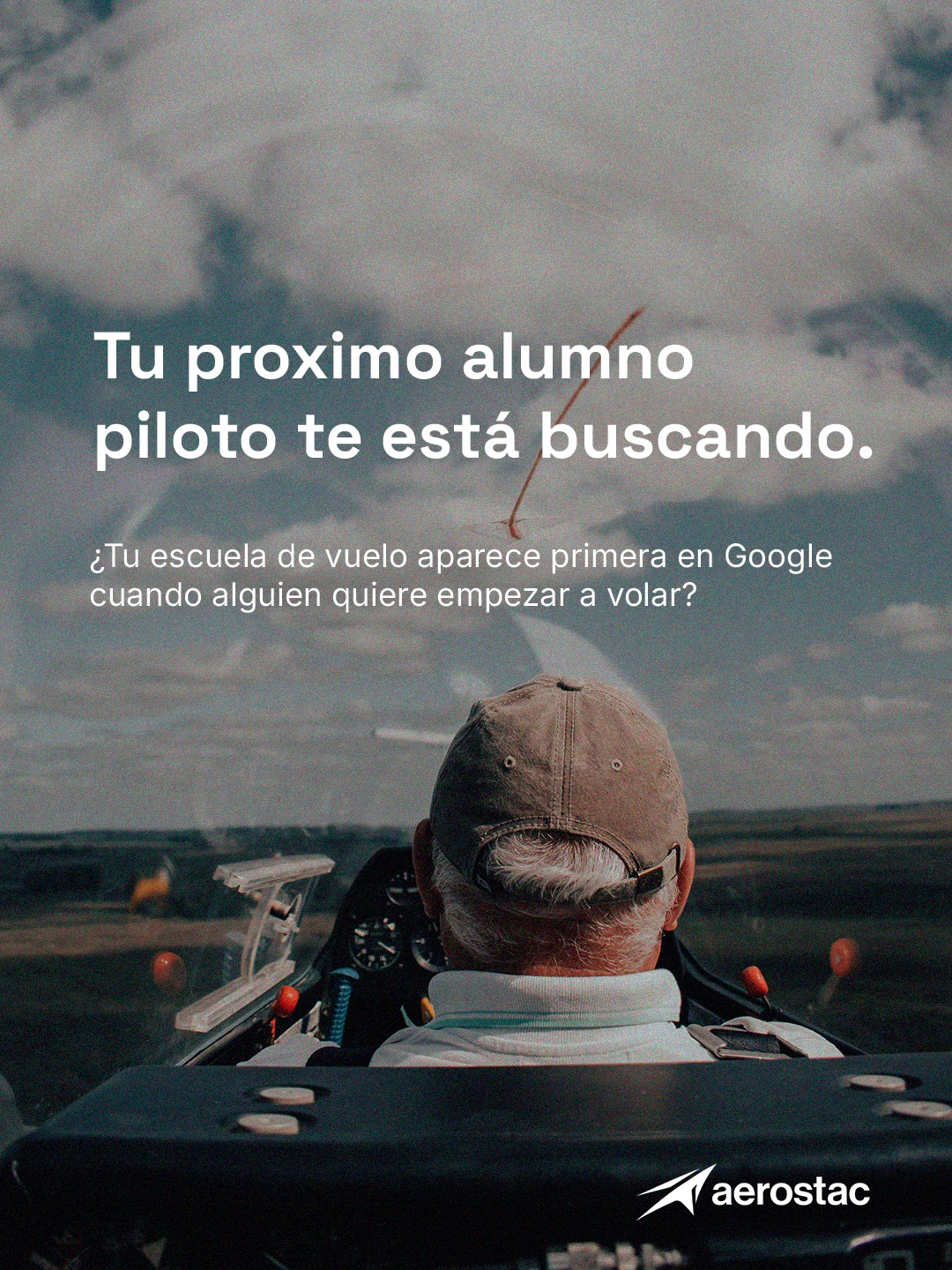 Piloto en cabina con mensaje sobre captación de alumnos y clientes