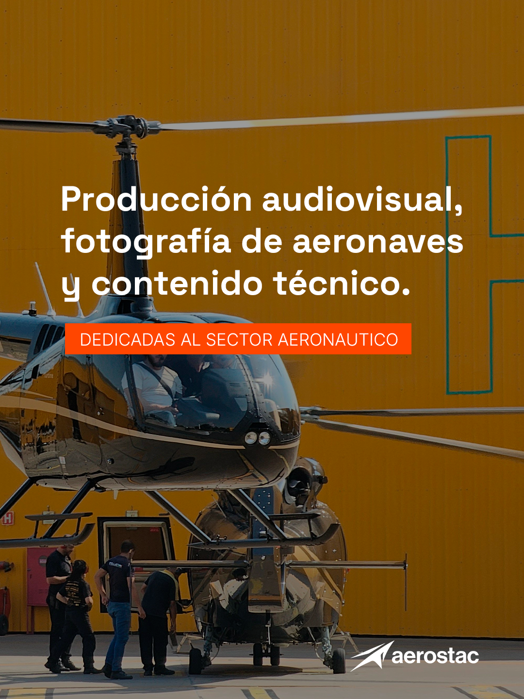 Helicóptero en hangar durante producción audiovisual aeronáutica